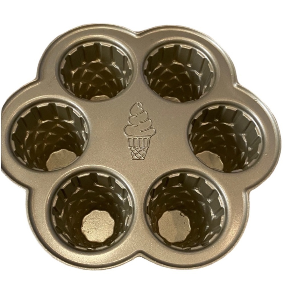 Nordic Ware Non-Stick Ice Cream Cone Cupcake Pan. 4.5 cups. Made in USA. - Picture 2 of 11